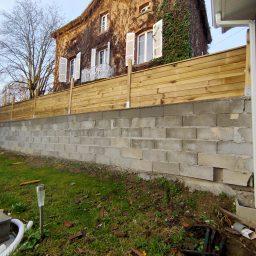 Mur d'enceinte en parpaings avant travaux décoratifs