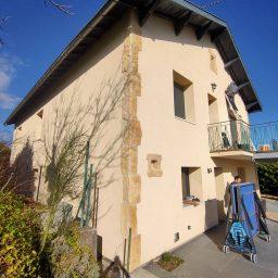 Vue des façades extérieures de la maison avec la décoration enduit mural