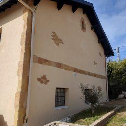 Vue des façades extérieures de la maison avec la décoration enduit mural