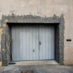 Vue du garage avec l'enduit appliqué autour de la porte, en façade